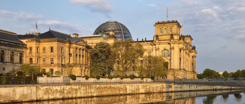 Reichstag mit Spree im Morgenlicht.