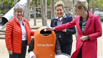 Franziska Giffey und Manja Schreiner begrüßen „Reiner“, den sprechenden BSR-Mülleimer.