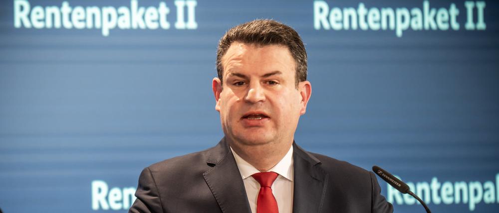 Hubertus Heil (SPD), Bundesminister für Arbeit und Soziales, gibt ein Pressestatement zum geplanten Rentenpaket II am 5. März 2024 in Berlin. 
