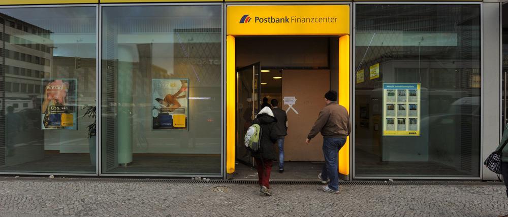 Die Behebung der IT-Probleme der Postbank werden, entgegen der Prognose des Vorstandschefs, über den Jahreswechsel hinaus andauern. 