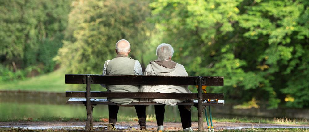 Zwei Rentner sitzen auf einer Bank. 