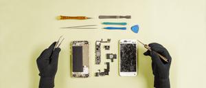 Reparatur am offenen Handy: Manche Smartphones kann man kaum reparieren.