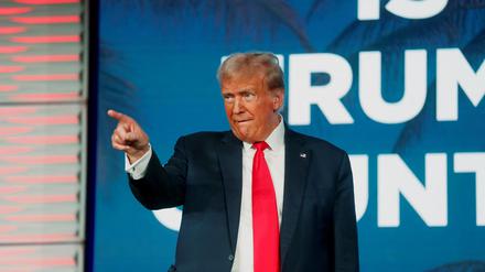 Der ehemalige US-Präsident und republikanische Präsidentschaftskandidat Donald Trump spricht zu seinen Anhängern während des Florida Freedom Summit. 