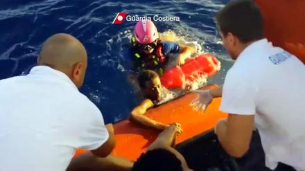 Rettung eines geflüchteten Menschen in der Nähe von Lampedusa. (Archivbild)