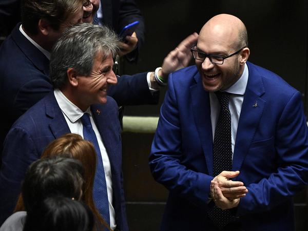Freude übers neue Amt: Lorenzo Fontana (rechts) am Freitag im Abgeordnetenhaus in Rom