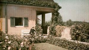 Alois Riehl vor seinem von Mies van der Rohe entworfenen Haus in Griebnitzsee. 