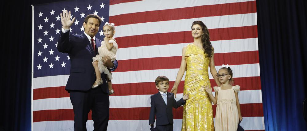 Floridas Gouverneur Ron DeSantis mit seiner Familie am Wahlabend im November 2022. 