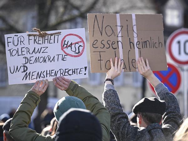 „Nazis essen heimlich Falafel“ mutmaßt ein Demonstrant in Tübingen am 23. Januar 2024. 