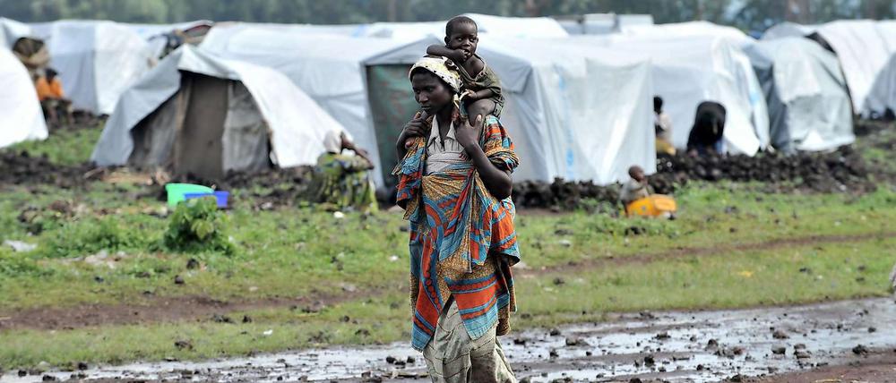 Diese Frau und ihr Kind sind ein paar Kilometer von der ostkongolesischen Stadt Goma in einem Flüchtlingslager für intern Vertriebene gelandet. Sie warten nun an der Grenze zu Ruanda darauf, dass die Kämpfe zwischen der von Ruanda unterstützten M-23-Miliz, der kongolesischen Armee und weiterer Milizen wieder aufhören. Ruandas zweifelhafte Rolle im Ostkongo hat seine Wahlchancen im UN-Sicherheitsrat jedoch nicht geschmälert. 