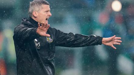 Das wird eine nasse Angelegenheit. Saarbrückens Trainer Rüdiger Ziehl im Regen.