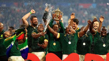 Wie schon vor vier Jahren gewinnen die südafrikanischen Spieler den WM-Pokal.