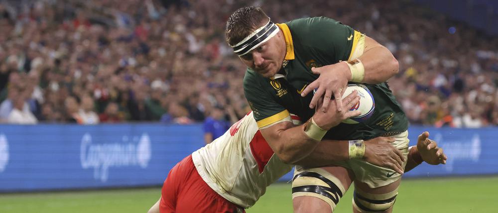 Der Südafrikaner Jasper Wiese durchbricht bei der Rugby-WM in Frankreich die Verteidigungslinie der Mannschaft aus Tonga.