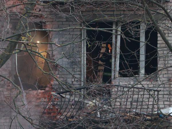 Ein beschädigtes Wohnhaus nach einer angeblichen Drohnenexplosion in St. Petersburg.