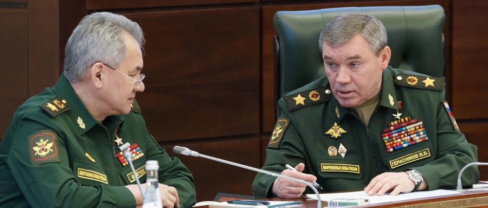 Der russische Verteidigungsminister Sergei Shoigu und der Leiter des russischen Generalstabs, Waleri Gerassimow