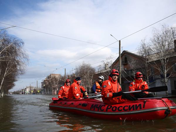 Rettungskräfte fahren im Schlauchboot durch die überflutete Stadt Orsk in der Region Orenburg in Russland.