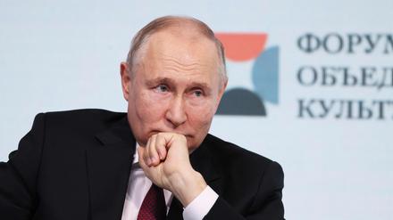 Der russische Präsident Wladimir Putin nimmt nach Angaben des Moskauer Staatsfernsehens an diesem Mittwoch an einem virtuellen G20-Gipfel teil. 