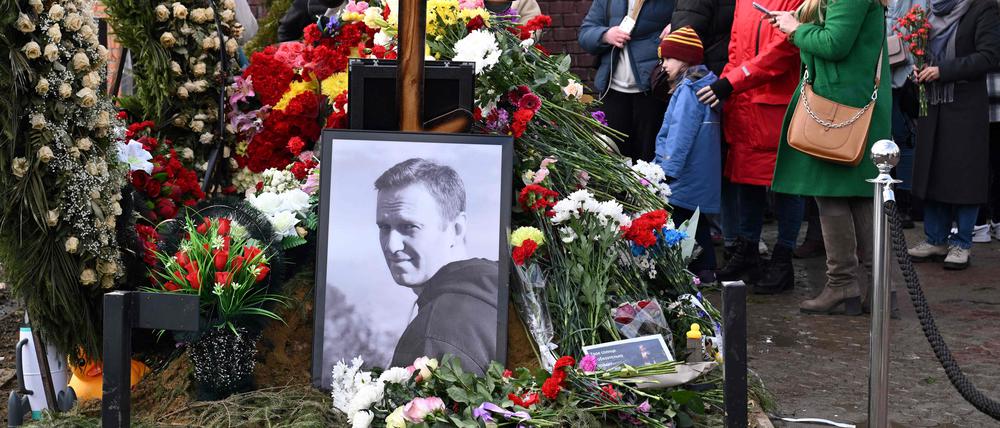 Menschen gedenken am Grab des verstorbenen russischen Oppositionsführers Alexej Nawalny am Tag der russischen Präsidentschaftswahlen in Moskau.