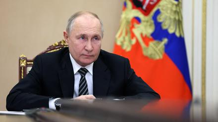 Wie die Nachrichtenagentur Ria Nowosti formulierte, ließ sich Präsident Wladimir Putin von Verteidigungsminister Sergej Schoigu und Generalstabschef Waleri Gerassimow berichten.