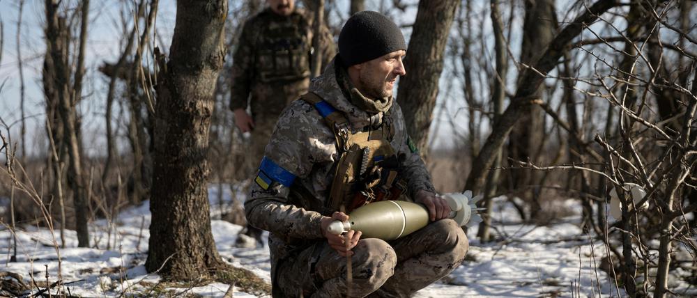 Ein ukrainischer Soldat an der Frontlinie nahe Wuhledar. 