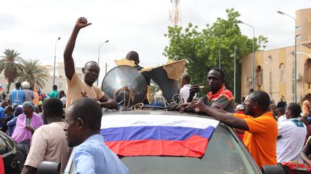 Menschen demonstrieren in Nigers Hauptstadt Niamey, um damit ihre Unterstützung für die Putschisten zu zeigen. 