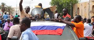 Menschen demonstrieren in Nigers Hauptstadt Niamey, um damit ihre Unterstützung für die Putschisten zu zeigen. Bei der Demonstration wurden Parolen gegen Frankreich gerufen und russische Fahnen getragen.