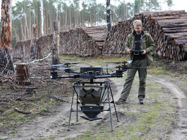  Markus Patas, Ingenieur beim Berliner Start-up „Skyseed“, steuert die Drohne.
