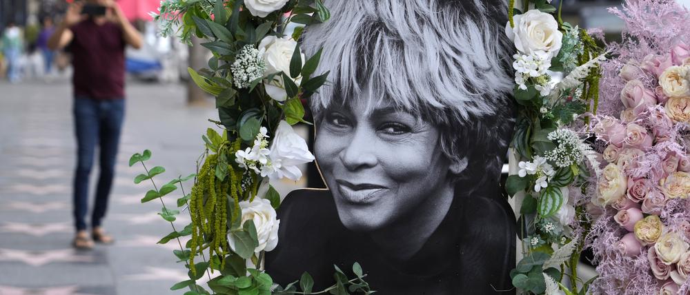 Ein Porträt der verstorbenen Sängerin Tina Turner auf dem Hollywood Walk of Fame in Los Angeles