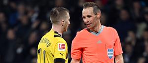 Dortmunds Marco Reus (l.) und Schiedsrichter Sascha Stegemann im Gespräch nach der Fehlentscheidung.