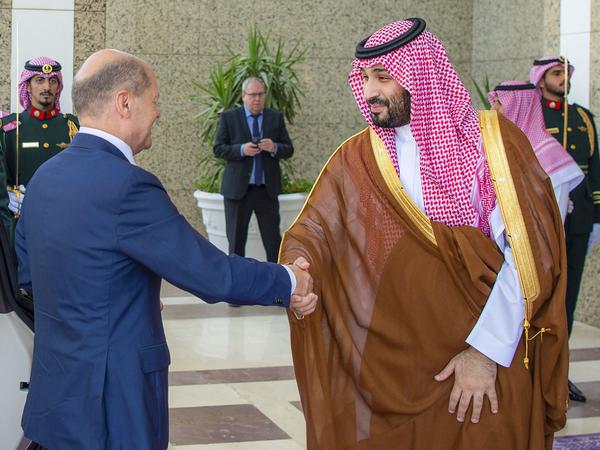 Realpolitik: Kanzler Olaf Scholz wird von Kronprinz Mohammed bin Salman mit Handschlag begrüßt.