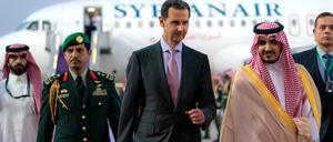 Der stellvertretende Emir von Mekka, Prinz Badr bin Sultan bin Abdulaziz (R), empfängt den syrischen Präsidenten Bashar al-Assad in Dschiddah am Vorabend des Gipfels der Arabischen Liga am 18. Mai 2023.