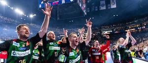 Die Magdeburger Spieler jubeln nach dem gewonnenen Champions-League-Finale.