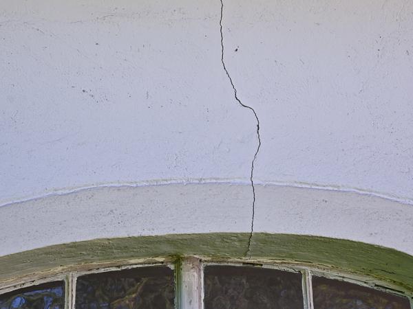 Deutlich ist ein Riss in der Fassade der Dorfkirche von Tauer zu sehen. Dieser Schaden am Gebäude soll durch den Betrieb des nahegelegenen Tagebaus Jänschwalde entstanden sein. 