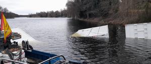 Auf Griebnitzsee in Potsdam: Frachter mit Containern gesunken.