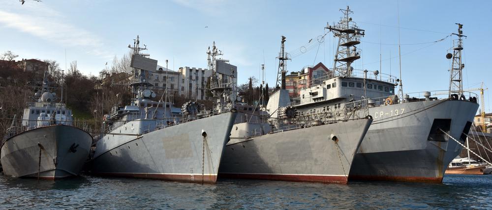 Russische Kriegsschiffe liegen in Sewastopol, dem Hafen der Schwarzmeerflotte, auf der Krim, Ukraine. 