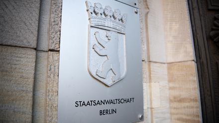 Das Schild mit der Aufschrift «Staatsanwaltschaft Berlin» am Eingang des Gerichts in Moabit.