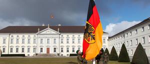 Soldaten des Wachbataillons hissen vor dem Schloss Bellevue in Berlin die Dienstfahne des Bundespräsidenten.
