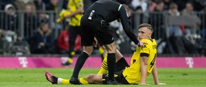 Schiedsrichter Marco Fritz Schiedsrichter erkundigt sich bei Nico Schlotterbeck Borussia Dortmund nach dessen Befinden. 