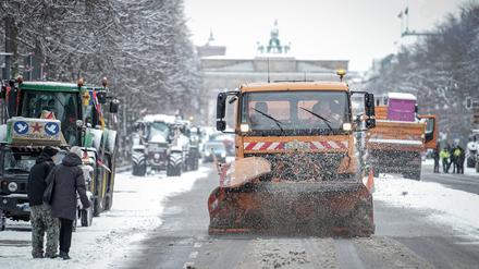 16.01.2024, Berlin: Ein Schneeräumfahrzeug befreit die Straße des 17. Juni vor dem Brandenburger Tor vom Schnee. Eisige Temperaturen rund um den Gefrierpunkt haben vermehrt zu Glätteunfällen geführt. Foto: Kay Nietfeld/dpa +++ dpa-Bildfunk +++