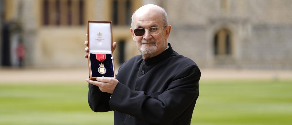 Sir Salman Rushdie, britisch-indischer Schriftsteller, posiert nach der Verleihung des Ehrentitels «Companion of Honour» durch die britische Prinzessin Anne während einer feierlichen Zeremonie auf Schloss Windsor.