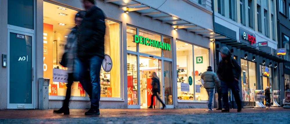 Filiale des Schuh-Einzelhändlers Deichmann in einer Fußgängerzone