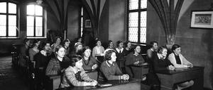 Schülerinnen am Berlinischen Gymnasium zum Grauen Kloster, hier im Nordflügel des einstigen Franziskanerklosters (um 1923)