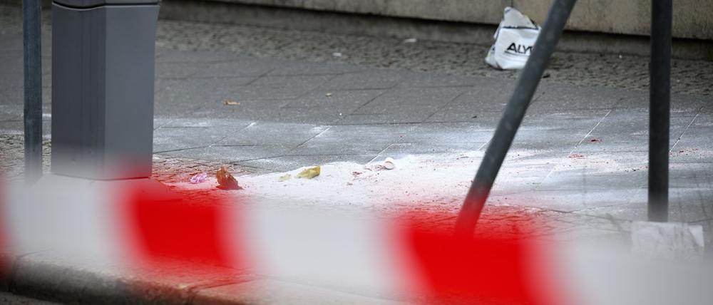 Bindemittel liegt Montagvormittag auf dem Gehweg am mutmaßlichen Tatort in der Zimmerstraße. Der nahe dem Checkpoint Charlie in Berlin angeschossene Mann ist gestorben.