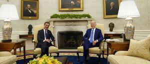  Joe Biden (r), Präsident der USA, und Ulf Kristersson, Ministerpräsident von Schweden, lächeln während eines Treffens im Oval Office des Weißen Hauses.