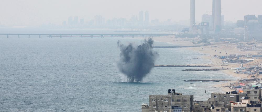 Sea water splash following Israeli strikes in Gaza, October 9, 2023. REUTERS/Mohammed Salem