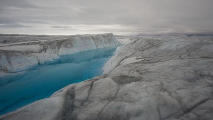 Im Sommer entstehen durch die hohen Temperaturen auf dem Eis des Gletschers  79 Grad Nord ganze Seen.