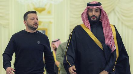 Der ukrainische Präsident Wolodymyr Selenskyj in Saudi-Arabien mit dem Kronzprinzen Mohammed bin Salman.
