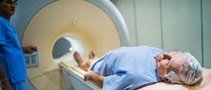 Erst wenn das MRT auffällig wird, muss aus der Prostata Gewebe entnommen werden, um einen Tumorverdacht abzuklären. 