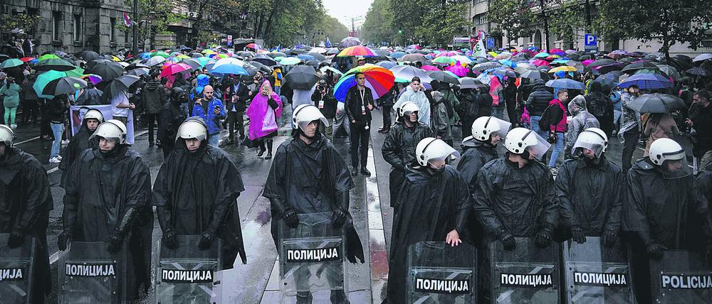 Police officers secure LGBT Activists during a pride march in front of the Constitutional Court in Belgrade, on September 17, 2022. - The situation was tense on September 17, 2022, in Belgrade where representatives of the LGBTQ community vowed to march despite a ban on a Europride march by the authorities, raising fears of potential unrest. (Photo by OLIVER BUNIC / AFP)