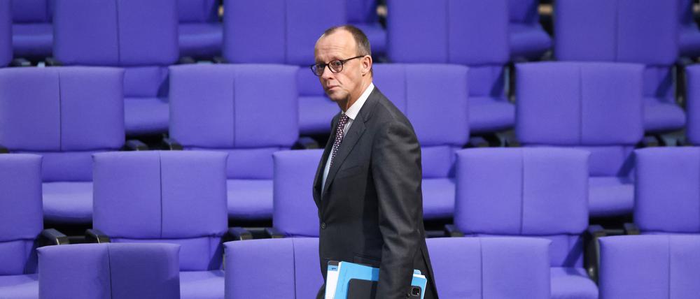 CDU-Chef Friedrich Merz am 1. Februar 2024 in den Sitzreihen des Bundestags.
