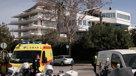 Polizei- und Krankenwagen stehen vor einem Bürogebäude in Glyfada südlich von Athen, wo ein 70-Jähriger erst drei ehemalige Vorgesetzte erschoss und sich dann selbst das Leben nahm.